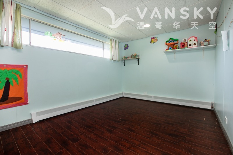 250928205650_2135 Newport Ave_12.jpg